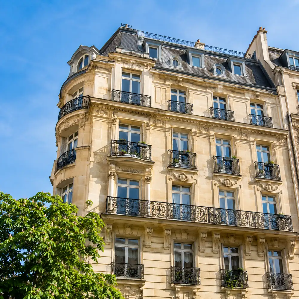 Façade d'immeuble haussmannien parisien